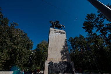 Suceava 'daki Büyük Stephen' ın binicilik heykeli Moldova Voyvoda 'sı Büyük Stephen' a adanmış bronz bir anıttır..