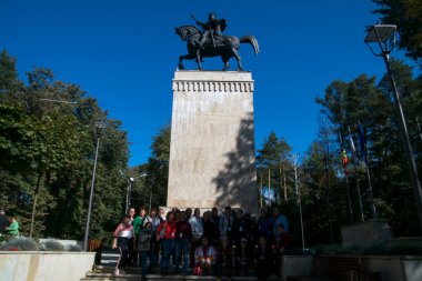 Suceava 'daki Büyük Stephen' ın binicilik heykeli Moldova Voyvoda 'sı Büyük Stephen' a adanmış bronz bir anıttır..