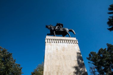 Suceava 'daki Büyük Stephen' ın binicilik heykeli Moldova Voyvoda 'sı Büyük Stephen' a adanmış bronz bir anıttır..