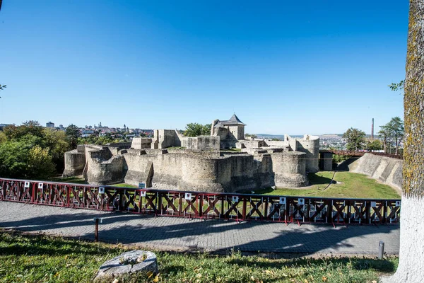 苏克雷瓦城堡 Citadel Suceava 也被称为苏克雷瓦城堡 Citadel Suceava 是一座位于苏克雷瓦的中世纪要塞 是摩尔多瓦十四世纪末修建的防御工事系统的一部分 — 图库照片