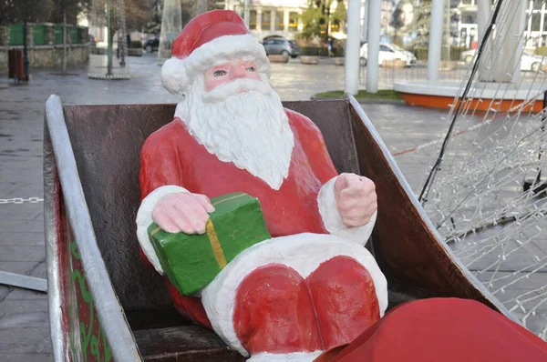Santa Claus Létá Saních Tažených Osmi Soby Bílý Vous Oblečen — Stock fotografie