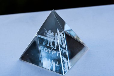 Giza Piramitlerini temsil eden kristal hatıralar antik Mısır Krallığı 'nda (MÖ XVI - MÖ 13.yüzyılda) yaratılmıştır.). 