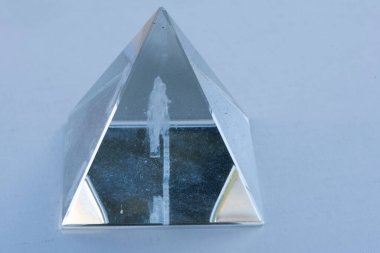 Giza Piramitlerini temsil eden kristal hatıralar antik Mısır Krallığı 'nda (MÖ XVI - MÖ 13.yüzyılda) yaratılmıştır.). 