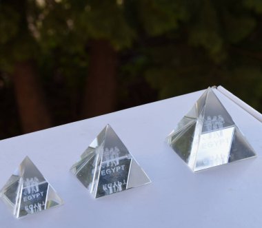 Giza Piramitlerini temsil eden kristal hatıralar antik Mısır Krallığı 'nda (MÖ XVI - MÖ 13.yüzyılda) yaratılmıştır.). 