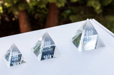 Giza Piramitlerini temsil eden kristal hatıralar antik Mısır Krallığı 'nda (MÖ XVI - MÖ 13.yüzyılda) yaratılmıştır.). 