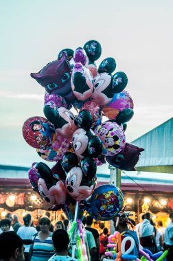 Hikayelerdeki ve çizgi filmlerdeki karakterleri tasvir eden renkli biblo balonları, içerideki sıcak havanın dışarıdaki soğuk havadan daha düşük yoğunlukta olduğu gerçeğini kullanan bir balondur.