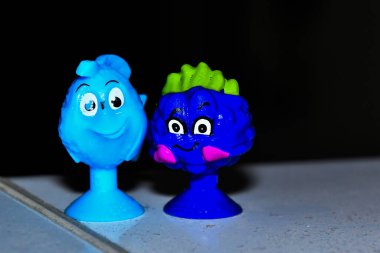 Silikon heykelcikler farklı hayvanları temsil eder ve balıklar parlak renklidir ve çeşitli eğlence faaliyetleri sırasında çocuklar arasında çok popülerdir..