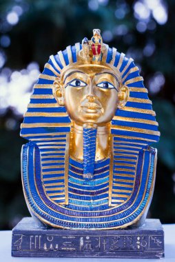 Tutankamon Maskesi 'ni temsil eden seramik hatıra Mısır Firavunu Tutankamon' un altın maskesi. Howard Carter tarafından 1925 yılında Krallar Vadisi 'nde keşfedilmiş ve şu anda Kahire' deki Mısır Müzesi 'nde sergilenmektedir..