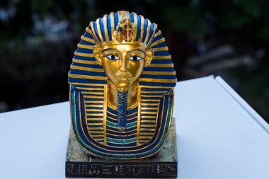 Tutankamon Maskesi 'ni temsil eden seramik hatıra Mısır Firavunu Tutankamon' un altın maskesi. Howard Carter tarafından 1925 yılında Krallar Vadisi 'nde keşfedilmiş ve şu anda Kahire' deki Mısır Müzesi 'nde sergilenmektedir..