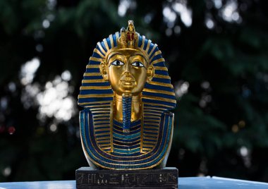 Tutankamon Maskesi 'ni temsil eden seramik hatıra Mısır Firavunu Tutankamon' un altın maskesi. Howard Carter tarafından 1925 yılında Krallar Vadisi 'nde keşfedilmiş ve şu anda Kahire' deki Mısır Müzesi 'nde sergilenmektedir..