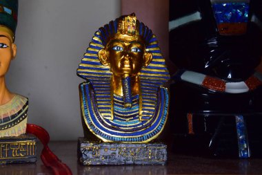 Tutankamon Maskesi 'ni temsil eden seramik hatıra Mısır Firavunu Tutankamon' un altın maskesi. Howard Carter tarafından 1925 yılında Krallar Vadisi 'nde keşfedilmiş ve şu anda Kahire' deki Mısır Müzesi 'nde sergilenmektedir..