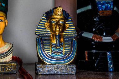 Tutankamon Maskesi 'ni temsil eden seramik hatıra Mısır Firavunu Tutankamon' un altın maskesi. Howard Carter tarafından 1925 yılında Krallar Vadisi 'nde keşfedilmiş ve şu anda Kahire' deki Mısır Müzesi 'nde sergilenmektedir..