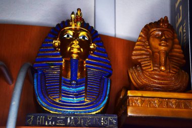 Tutankamon Maskesi 'ni temsil eden seramik hatıra Mısır Firavunu Tutankamon' un altın maskesi. Howard Carter tarafından 1925 yılında Krallar Vadisi 'nde keşfedilmiş ve şu anda Kahire' deki Mısır Müzesi 'nde sergilenmektedir..