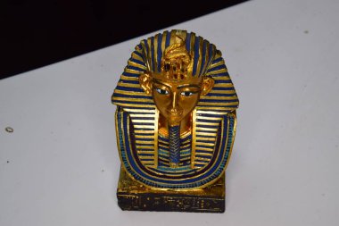 Tutankamon Maskesi 'ni temsil eden seramik hatıra Mısır Firavunu Tutankamon' un altın maskesi. Howard Carter tarafından 1925 yılında Krallar Vadisi 'nde keşfedilmiş ve şu anda Kahire' deki Mısır Müzesi 'nde sergilenmektedir..