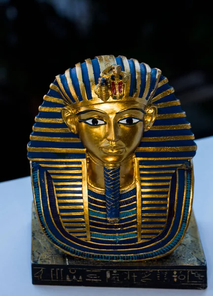 Ceramic Souvenir Representing Mask Tutankhamun Gold Mask Egyptian Pharaoh Tutankhamun — Stock Photo, Image