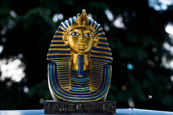 ツタンカーメンの仮面を表す陶器のお土産エジプトのファラオツタンカーメンの金のマスク 1925年にハワード カーターによって王の谷の墓で発見され 現在はカイロのエジプト博物館に収蔵されている — ストック写真