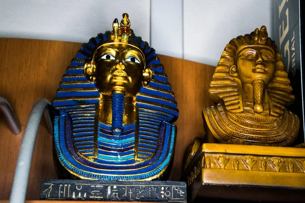 ツタンカーメンの仮面を表す陶器のお土産エジプトのファラオツタンカーメンの金のマスク 1925年にハワード カーターによって王の谷の墓で発見され 現在はカイロのエジプト博物館に収蔵されている — ストック写真