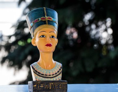 18. hanedanlıkta Mısır Kraliçesi Nefertiti 'yi temsil eden seramik hatıra, Firavun IV. Amenhotep' in 