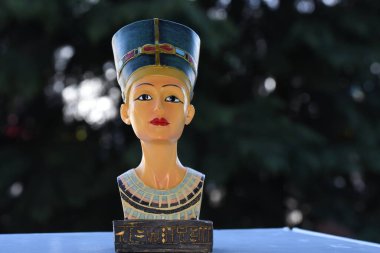 18. hanedanlıkta Mısır Kraliçesi Nefertiti 'yi temsil eden seramik hatıra, Firavun IV. Amenhotep' in 