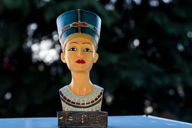 18. hanedanlıkta Mısır Kraliçesi Nefertiti 'yi temsil eden seramik hatıra, Firavun IV. Amenhotep' in 