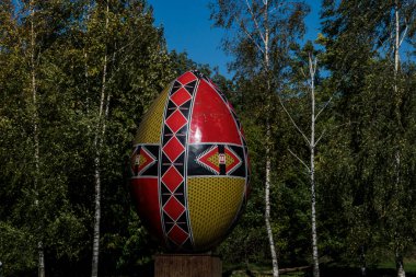 Süslü yumurtaları geleneksel ve parlak renkli tasarımlarla temsil eden dev yumurtalar. 