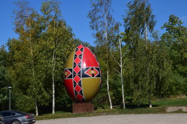Süslü yumurtaları geleneksel ve parlak renkli tasarımlarla temsil eden dev yumurtalar. 