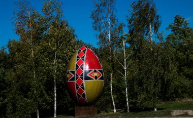 Süslü yumurtaları geleneksel ve parlak renkli tasarımlarla temsil eden dev yumurtalar. 