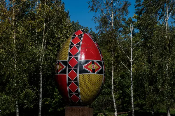 Süslü yumurtaları geleneksel ve parlak renkli tasarımlarla temsil eden dev yumurtalar. 