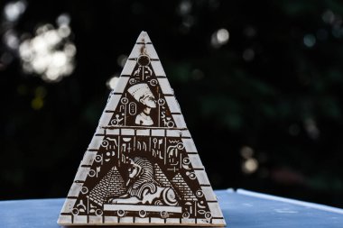 Büyük Giza Piramidi 'ni temsil eden taş hatıra antik Mısır Krallığı XXVI - MÖ 13.yüzyılda oluşturulmuştur..