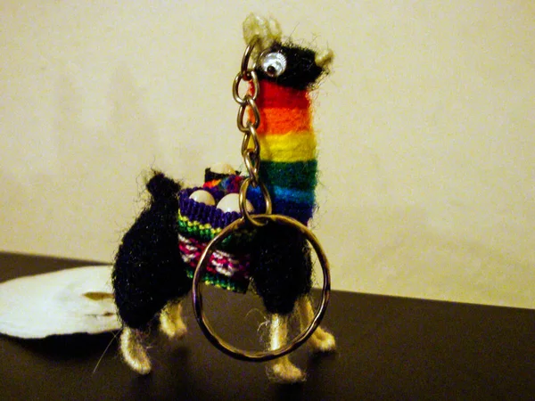 秘鲁钥匙链 由库斯科羊驼毛制成 钥匙链是一个很小的护身符 代表一种由色彩艳丽的羊驼毛制成的手工羊驼 可以用一枚戒指连接到主人的钥匙上 — 图库照片