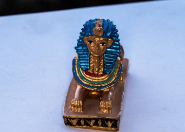 Giza Anıtı 'ndaki Büyük Sfenks' i temsil eden seramik hatıra. Dünyanın en büyük anıtı olarak kabul edilir. Bir aslanla insan arasında 20 metreyi aşan bir yüksekliğe sahip melez bir heykel..