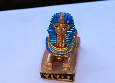 Giza Anıtı 'ndaki Büyük Sfenks' i temsil eden seramik hatıra. Dünyanın en büyük anıtı olarak kabul edilir. Bir aslanla insan arasında 20 metreyi aşan bir yüksekliğe sahip melez bir heykel..