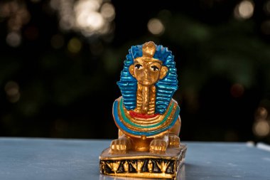 Giza Anıtı 'ndaki Büyük Sfenks' i temsil eden seramik hatıra. Dünyanın en büyük anıtı olarak kabul edilir. Bir aslanla insan arasında 20 metreyi aşan bir yüksekliğe sahip melez bir heykel..