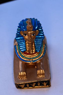 Giza Anıtı 'ndaki Büyük Sfenks' i temsil eden seramik hatıra. Dünyanın en büyük anıtı olarak kabul edilir. Bir aslanla insan arasında 20 metreyi aşan bir yüksekliğe sahip melez bir heykel..