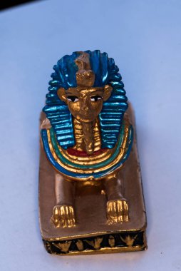 Giza Anıtı 'ndaki Büyük Sfenks' i temsil eden seramik hatıra. Dünyanın en büyük anıtı olarak kabul edilir. Bir aslanla insan arasında 20 metreyi aşan bir yüksekliğe sahip melez bir heykel..