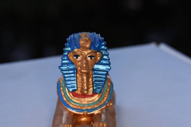 Giza Anıtı 'ndaki Büyük Sfenks' i temsil eden seramik hatıra. Dünyanın en büyük anıtı olarak kabul edilir. Bir aslanla insan arasında 20 metreyi aşan bir yüksekliğe sahip melez bir heykel..