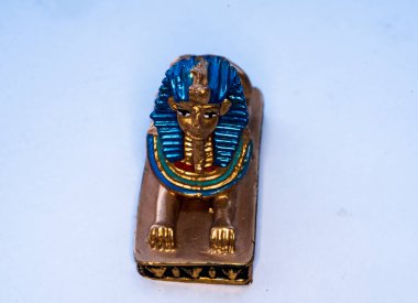 Giza Anıtı 'ndaki Büyük Sfenks' i temsil eden seramik hatıra. Dünyanın en büyük anıtı olarak kabul edilir. Bir aslanla insan arasında 20 metreyi aşan bir yüksekliğe sahip melez bir heykel..