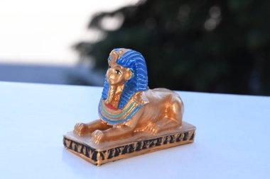 Giza Anıtı 'ndaki Büyük Sfenks' i temsil eden seramik hatıra. Dünyanın en büyük anıtı olarak kabul edilir. Bir aslanla insan arasında 20 metreyi aşan bir yüksekliğe sahip melez bir heykel..