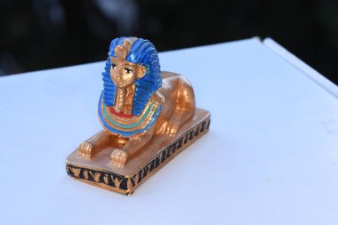 Giza Anıtı 'ndaki Büyük Sfenks' i temsil eden seramik hatıra. Dünyanın en büyük anıtı olarak kabul edilir. Bir aslanla insan arasında 20 metreyi aşan bir yüksekliğe sahip melez bir heykel..