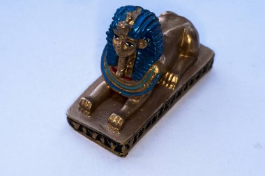 Giza Anıtı 'ndaki Büyük Sfenks' i temsil eden seramik hatıra. Dünyanın en büyük anıtı olarak kabul edilir. Bir aslanla insan arasında 20 metreyi aşan bir yüksekliğe sahip melez bir heykel..