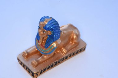 Giza Anıtı 'ndaki Büyük Sfenks' i temsil eden seramik hatıra. Dünyanın en büyük anıtı olarak kabul edilir. Bir aslanla insan arasında 20 metreyi aşan bir yüksekliğe sahip melez bir heykel..