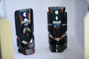 Obsidiyen heykelleri tasvir eden bir hatıra, volkanik bir kaya, biçimsiz, camsı siyah, gümüş ya da altın, Aztekler tarafından tanrıların heykellerini yapmak için kullanılır..