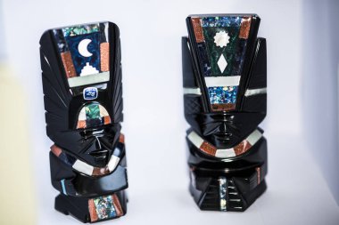 Obsidiyen heykelleri tasvir eden bir hatıra, volkanik bir kaya, biçimsiz, camsı siyah, gümüş ya da altın, Aztekler tarafından tanrıların heykellerini yapmak için kullanılır..