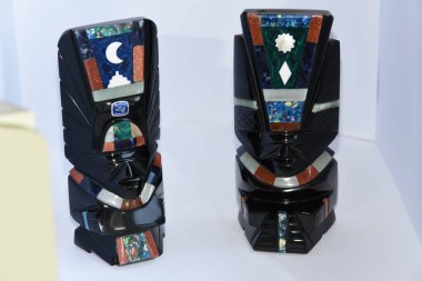 Obsidiyen heykelleri tasvir eden bir hatıra, volkanik bir kaya, biçimsiz, camsı siyah, gümüş ya da altın, Aztekler tarafından tanrıların heykellerini yapmak için kullanılır..