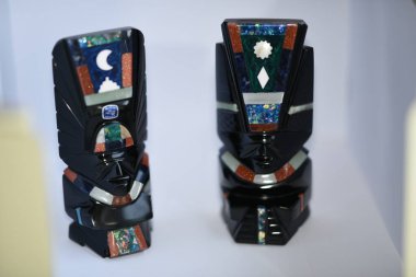 Obsidiyen heykelleri tasvir eden bir hatıra, volkanik bir kaya, biçimsiz, camsı siyah, gümüş ya da altın, Aztekler tarafından tanrıların heykellerini yapmak için kullanılır..