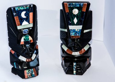 Obsidiyen heykelleri tasvir eden bir hatıra, volkanik bir kaya, biçimsiz, camsı siyah, gümüş ya da altın, Aztekler tarafından tanrıların heykellerini yapmak için kullanılır..