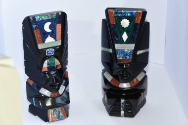 Obsidiyen heykelleri tasvir eden bir hatıra, volkanik bir kaya, biçimsiz, camsı siyah, gümüş ya da altın, Aztekler tarafından tanrıların heykellerini yapmak için kullanılır..