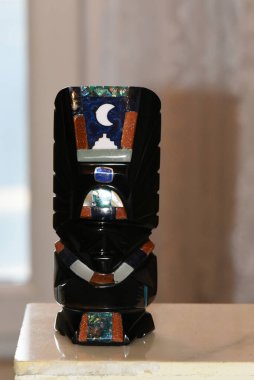 Obsidiyen heykelleri tasvir eden bir hatıra, volkanik bir kaya, biçimsiz, camsı siyah, gümüş ya da altın, Aztekler tarafından tanrıların heykellerini yapmak için kullanılır..