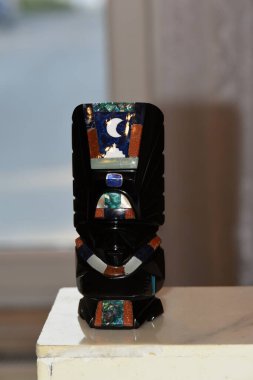 Obsidiyen heykelleri tasvir eden bir hatıra, volkanik bir kaya, biçimsiz, camsı siyah, gümüş ya da altın, Aztekler tarafından tanrıların heykellerini yapmak için kullanılır..