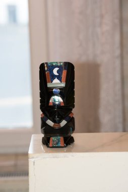 Obsidiyen heykelleri tasvir eden bir hatıra, volkanik bir kaya, biçimsiz, camsı siyah, gümüş ya da altın, Aztekler tarafından tanrıların heykellerini yapmak için kullanılır..